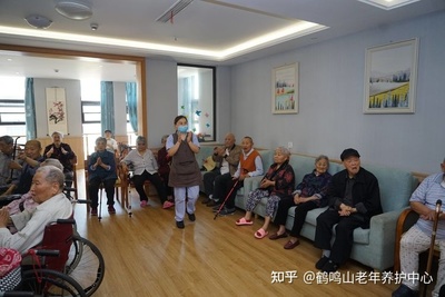 内江市人大常委会领导一行考察鹤鸣山老年养护中心